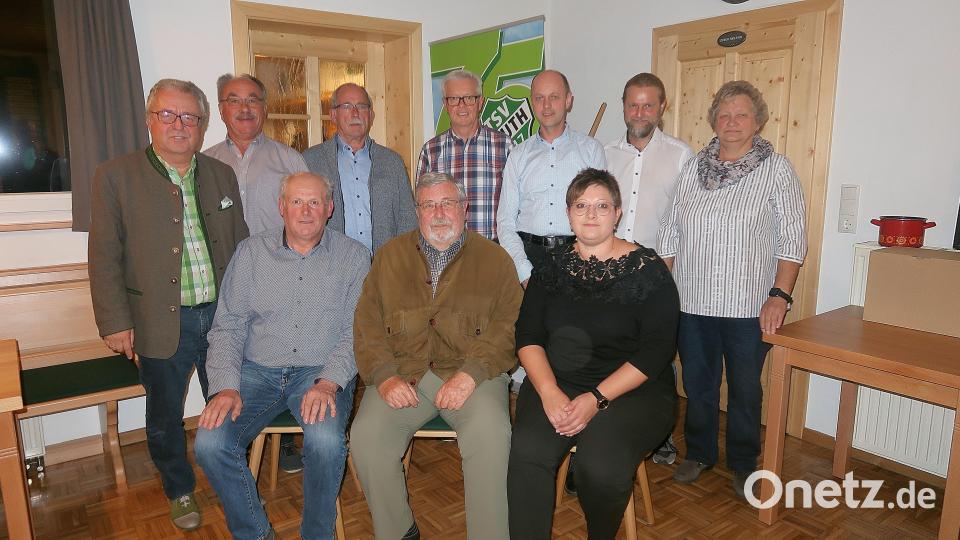 Das neue Vorstandsteam des Verbandes Wohneigentum Kreisverband Tirschenreuth: (vorne, von links) Fritz Bergmann, Otmar Zeitler und Kathrin Krieger sowie (hinten, von links) Toni Dutz, Reimund Frech, Toni Hauer, Hermann Stobitzer, Stefan Eckl, Andre Putzlocher und Erna Ulrich. Bild: bsc