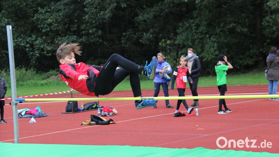 Trotz Regen und Kälte geben die 115 teilnehmenden Leichtathleten und Leichtathletinnen bei der Kreismeisterschaft im Mehrkampf des Kreises Oberpfalz Nord ihr Bestes. Bild: prh