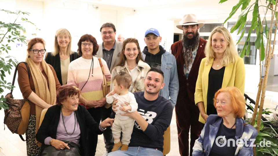 Die ganze Familie kommt zur Vernissage. Vorne links sitzt Erika Wuttig, umgeben von ihren Kindern und Enkeln. Mit dabei Nora Matocza (hinten, Zweite von links) und VHS-Leiterin Claudia Mai (hinten, rechts). Bild: cog
