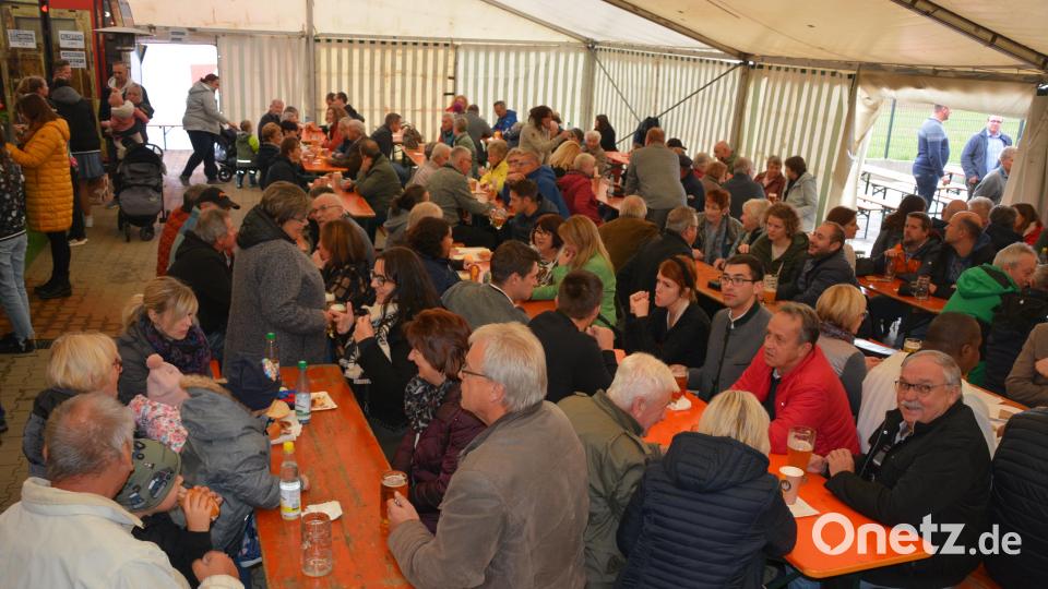 Volles Haus am Sonntag beim Betriebsjubiläum mit Segnung des neuen Firmengebäudes der Firma Hopf Haustechnik in Hatzenreuth. Betriebsinhaber Martin Schneider zeigte sich vom Besuch überwältigt. Bild: jr