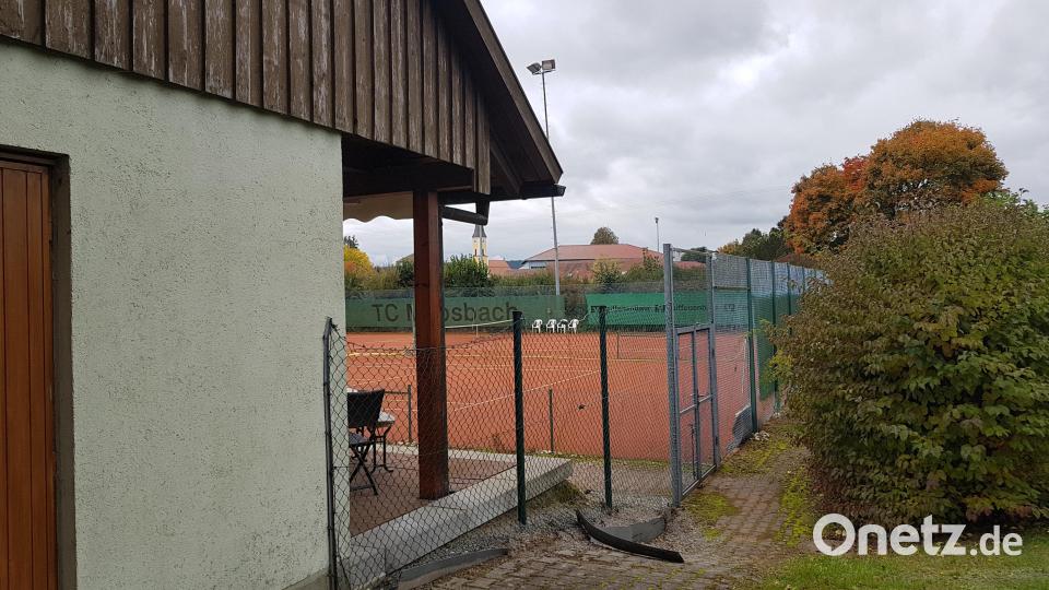 Im Tennisheim des TC Moosbach sollen die sanitären Anlagen saniert werden. Auch die Grenzbepflanzung am hinteren Ende der Plätze war Thema bei der Jahresversammlung. Bild: gi