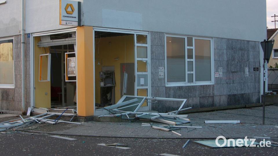 Unbekannte haben in der Nacht zum Donnerstag gegen 2.30 Uhr den Geldautomaten der Commerzbank in Wiesau (Ecke Hauptstraße/Egerstraße) gesprengt. Bild: wro