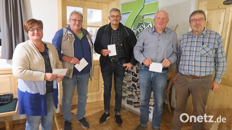 Der langjährige Hauptkassier Edgar Wagner (rechts) vollzog bei der Jahreshauptversammlung des Kreisverbandes Wohneigentum mit der Aushändigung von Prämien seine letzte Amtshandlung. Über stattliche Vereinszuschüsse für die Anschaffung von Werkzeugen und Gerätschaften für ihre Siedlergemeinschaften freuten sich dabei (von links) Elli Müller (SG Plößberg), Max Sieder und Reinhold Reger (beide SG Krummennaab) sowie Fritz Bergmann (SG Pleußen). Bild: bsc