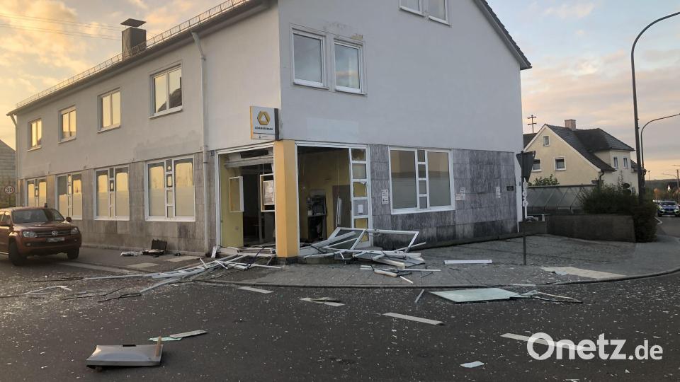 Unbekannte haben in der Nacht zum Donnerstag gegen 2.30 Uhr den Geldautomaten der Commerzbank in Wiesau (Ecke Hauptstraße/Egerstraße) gesprengt. Bild: wro