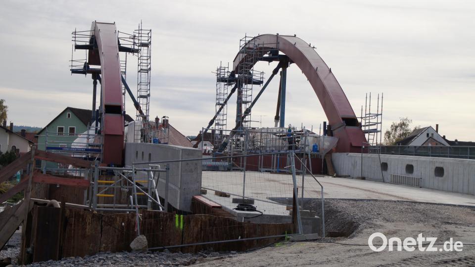 Die Bögen der neuen Regenbrücke in Nittenau werden nach und nach montiert. Bild: sir