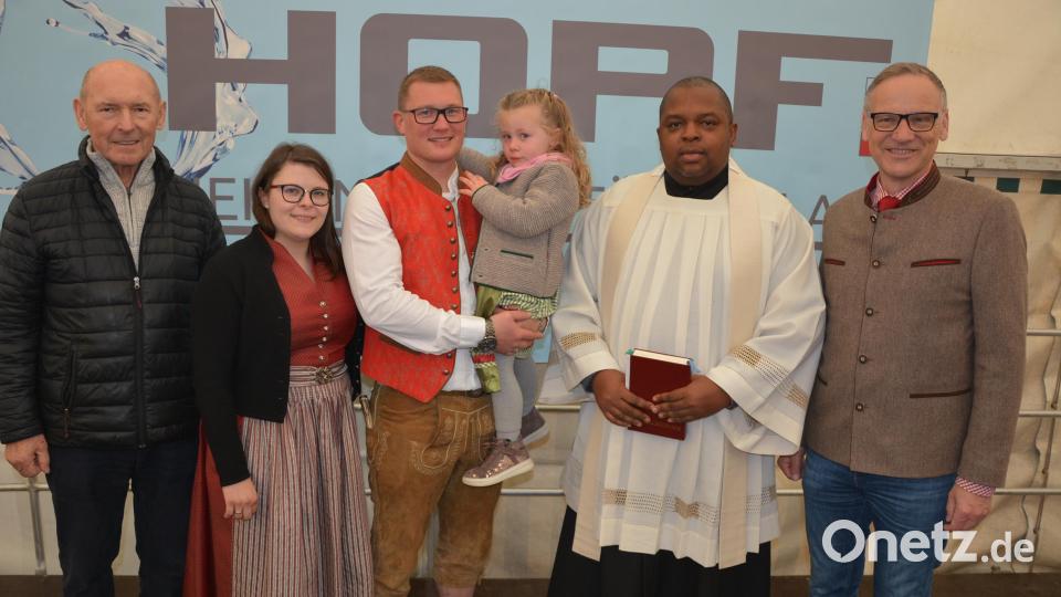 Den kirchlichen Segen erhielt die Betriebserweiterung der Firma Hopf Haustechnik in Hatzenreuth. Am Sonntagnachmittag mit dabei waren (von links) Zweiter Bürgermeister Karlheinz Hoyer, die Betriebsinhaber Julia und Martin Schneider mit Tochter Lina, Pfarrvikar Gerald Nwenyi, sowie Bürgermeister Bernd Sommer. Bild: jr