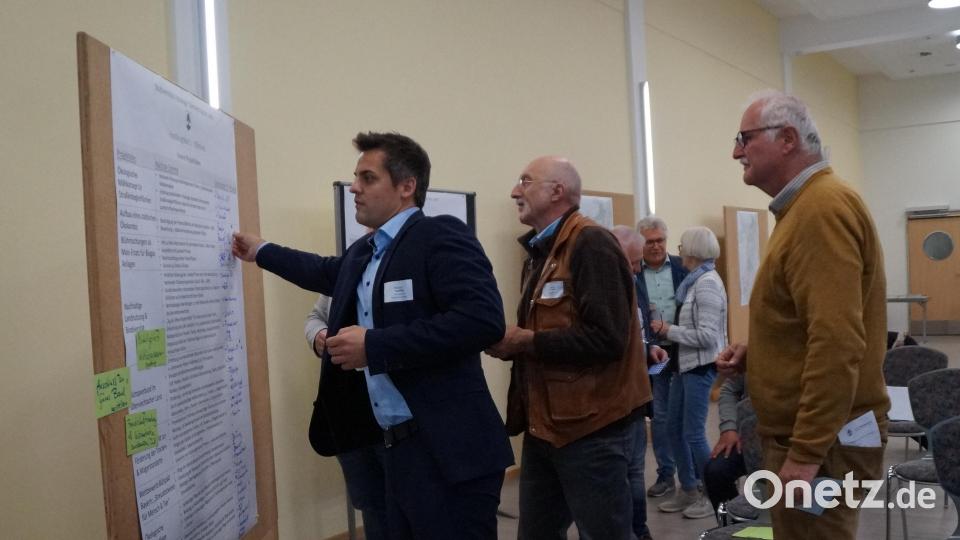 Mit Punkten bewerteten die Gäste die Ideen und Vorschläge zur Biodiversitätsstrategie . Bild: wel