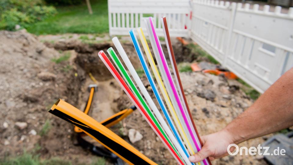 386 Haushalte im Gemeindebereich Bad Neualbenreuth können ab 2025 superschnelles Internet erhalten. Dafür werden 55 Kilometer Glasfaserkabel verlegt. Symbolbild: Julian Stratenschulte/dpa