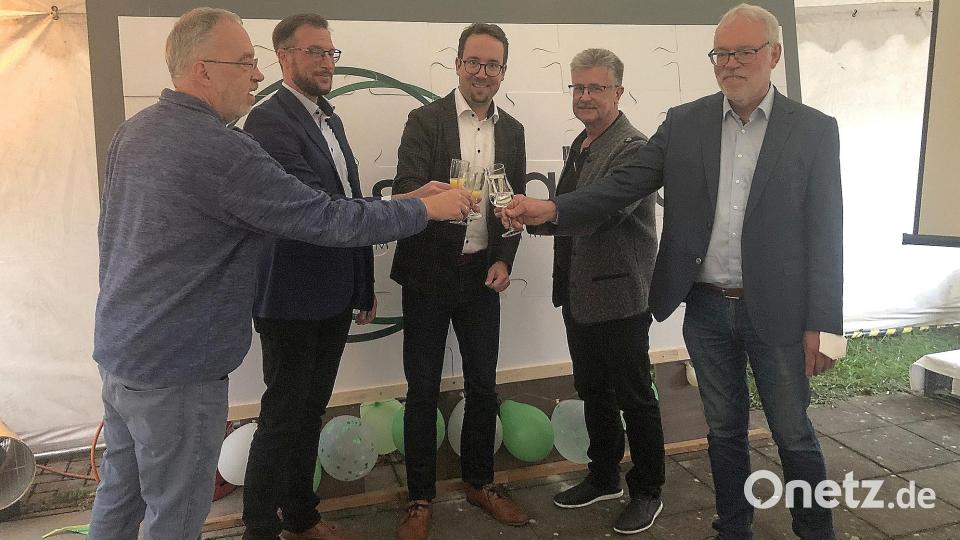 Bürgermeister Wolfgang Braun (Zweiter von rechts) gratulierte der Unternehmensleitung zum Jubiläum. Vertreten wurde die Führungsspitze von Martin Weiß (rechts) sowie von Peter Weiß, Andreas Neugierg und Christian Weiß (von links). Bild: wro