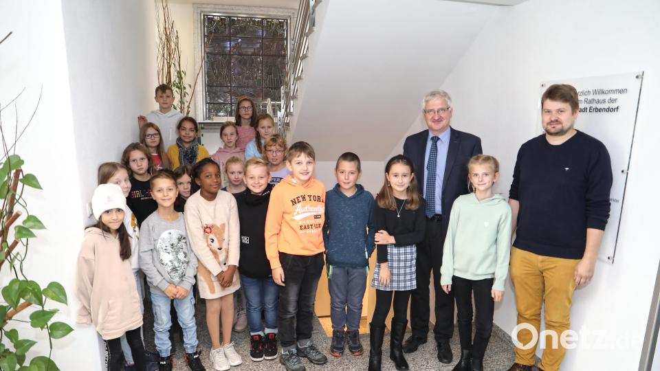 Bürgermeister Johannes Reger (Dritter von rechts) mit Lehrer Dominik Schinner (rechts). Bild: njn