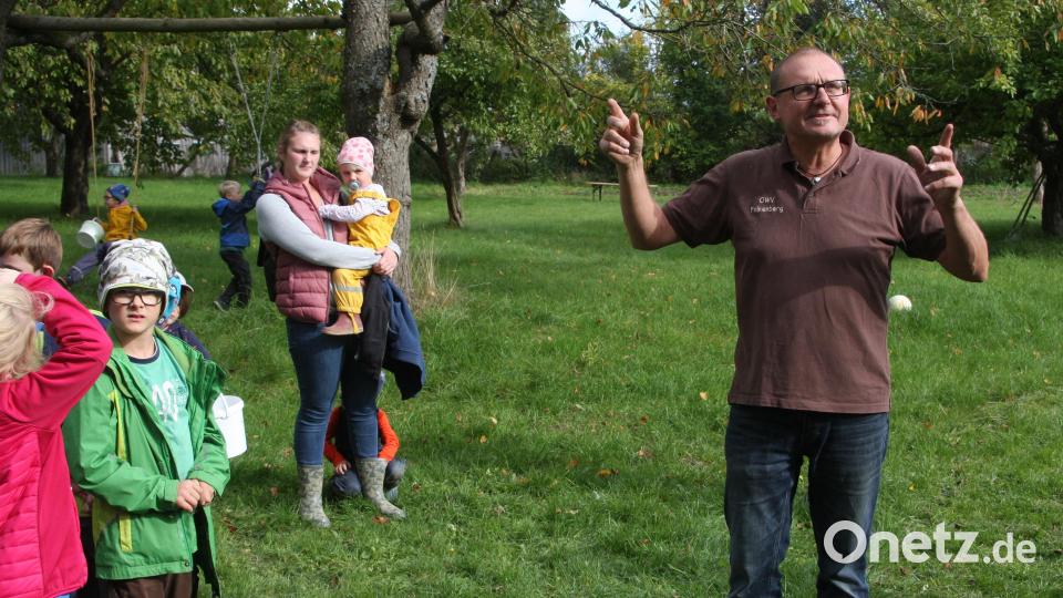 Die Idee &quot;Erdäpfelgrom&quot; nahe der Premenreuther Straße hatte der Oberpfälzer Waldverein unter dem Vorsitz von Peter Hasenfürter (rechts). Bild: wro