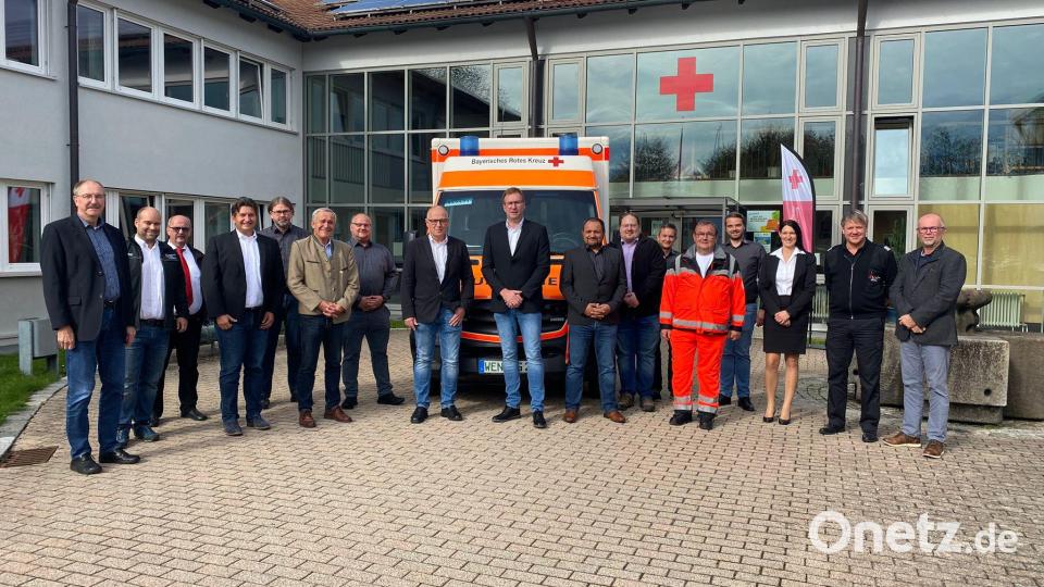 Die Rettungsdienstleitung des Bayerischen Roten Kreuzes hat zwei neue Gesichter in einer hohen Führungsrolle. Dabei handelt es sich aber um zwei Bekannte, die sich in all den vielen Jahren verschiedene Kompetenzen aneigneten und prädestiniert für den neuen Aufgabenbereich sind: Andreas Scheuner aus Vohenstrauß (Achter von links) und Christian Putzer (Neunter von rechts), ebenfalls ehemaliger Vohenstraußer und jetzt wohnhaft in Altenstadt/WN, sind nun Rettungsdienstleiter für den BRK-Kreisverband Weiden und Neustadt/WN. Bild: dob