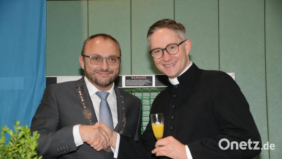 Bürgermeister Markus Bauriedl heißt beim Empfang in der Pleysteiner Schulturnhalle Pfarrer Adam Karolczak offiziell namens des Marktes Waidhaus willkommen. Bild: bey