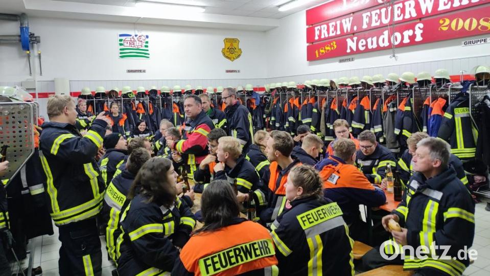 Die Fahrzeughalle in Neudorf ist bei der Einsatzbesprechung voll besetzt Bild: hme