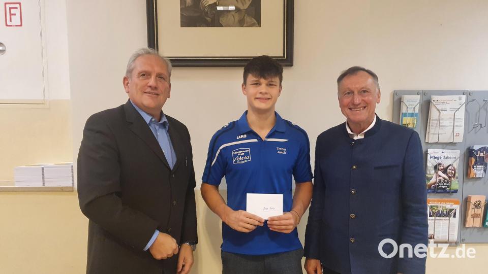 Bürgermeister Werner Prucker (links) und Zweiter Bürgermeister Johann Neugirg (rechts) gratulierten Jakob Tretter zu seinem Erfolg bei den Deutschen Meisterschaften in der Disziplin „Freie Pistole“. Bild: Gemeinde Reuth b. Erbendorf/exb