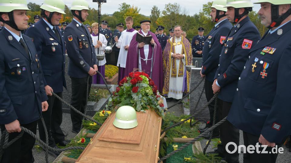 Auf dem Sarg von Otto Weiß war neben Blumen ein Feuerwehr-Helm abgelegt. Bild: jr
