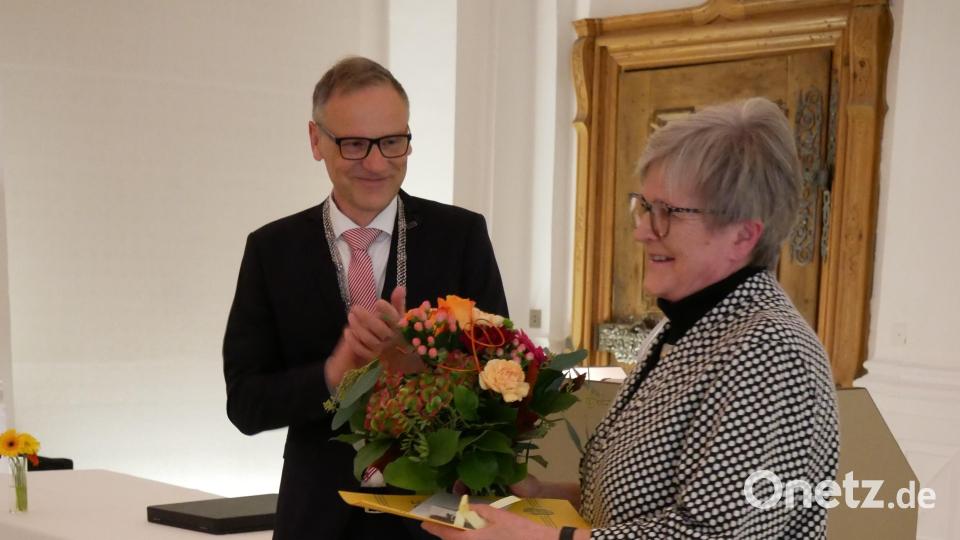 Erster Bürgermeister Bernd Sommer überreichte die Silberne Ehrennadel der Stadt Waldsassen an Frau Dr. Annemarie Schraml für ihren jahrzehntelangen vorbildlichen Einsatz im Rahmen der Aktion Feuerkinder. Bild: hmr