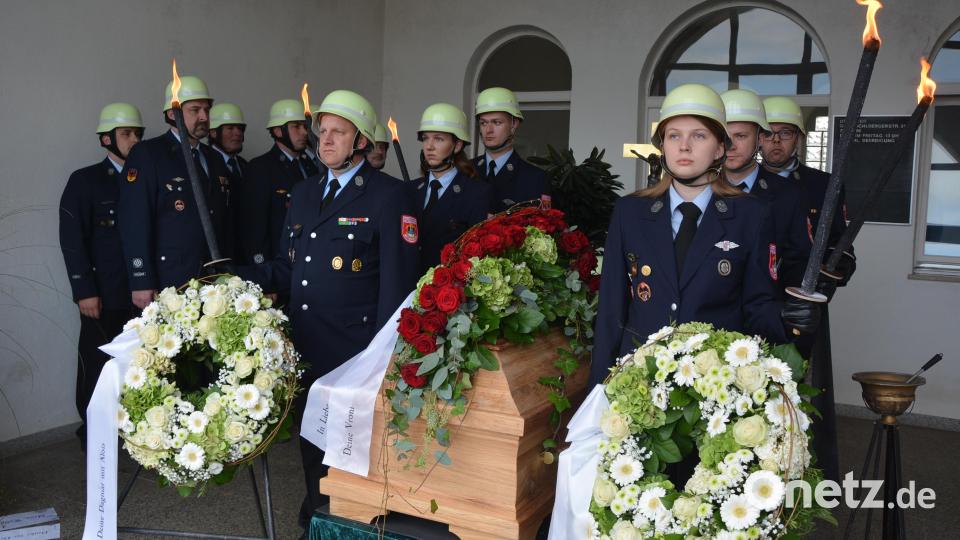 Die Ehrenwache und die Sargträger stellte die Feuerwehr Mitterteich. Bild: jr
