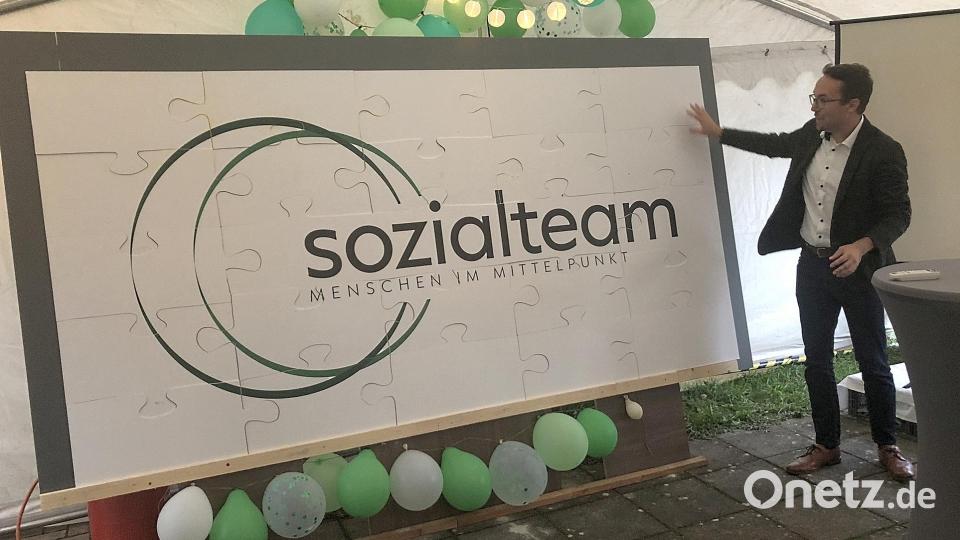 Das neue Firmenlogo stellte Sozialteam-Geschäftsführer Christian Weiß den Gästen im Senioren-Servicehaus Fuchsmühl vor. Bild: wro