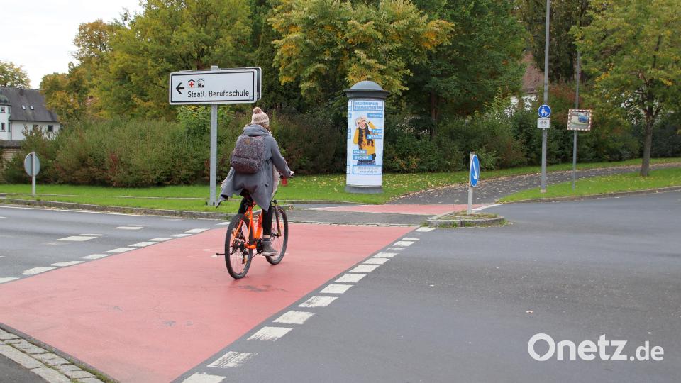 Farblich gekennzeichnete Passagen beurteilen die Nutzer gemäß einer Umfrage mit der Note 1,63. Sie fühlen sich dort ziemlich sicher. Hier in Sulzbach-Rosenberg ist die Einmündung der Weiherstraße in die B14 entsprechend farblich markiert. Bild: mfh