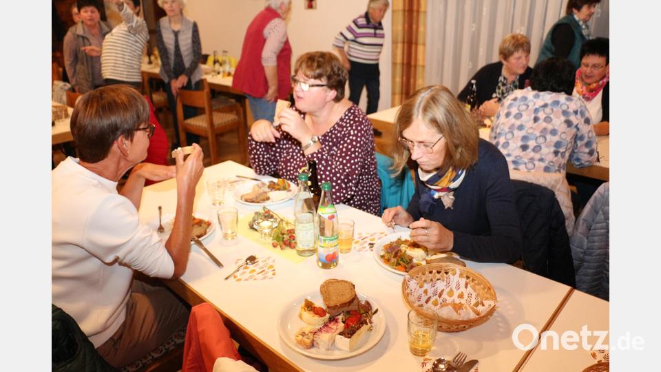 Bei einem gemeinsamen Abendessen war endlich mal wieder Gelegenheit, sich auszutauschen und gemütlich beisammen zu sitzen. Bild: rpp