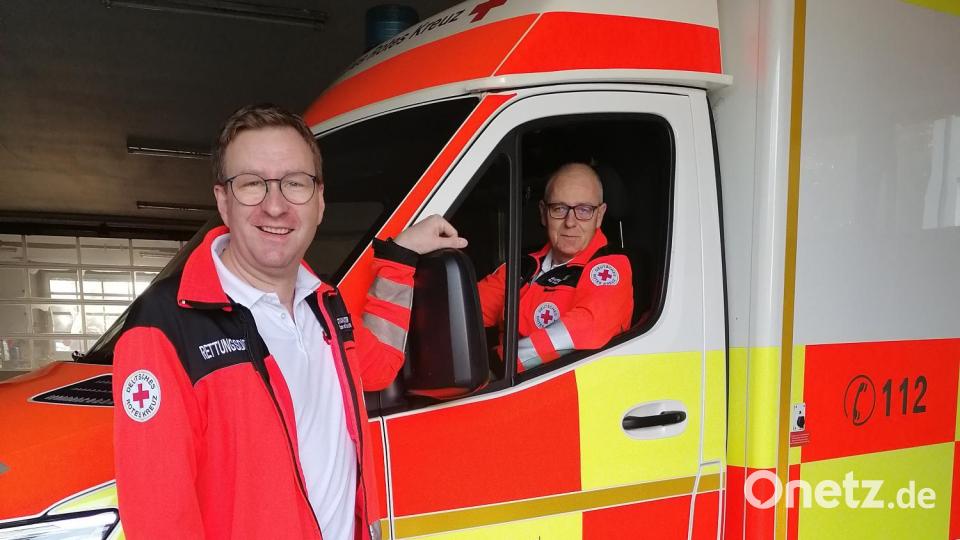 Die neuen Rettungsdienstleiter des BRK Weiden-Neustadt/WN sind Andreas Scheuner aus Vohenstrauß (am Steuer) und Stellvertreter Christian Putzer aus Altenstadt/WN, ebenfalls ein ehemaliger Vohenstraußer. Scheuner war bisher bereits Stellvertreter vom ehemaligen Rettungsdienstleiter Peter Lischker und rückte somit eine Stufe höher. Bild: dob