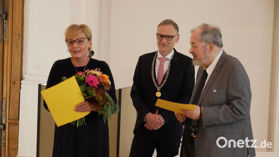 Für ihr herausragendes Engagement in der grenzüberschreitenden Zusammenarbeit zwischen den Städten Cheb und Waldsassen erhielten PhDr. Marcela Brabačová und Günther Juba (rechts) die Silberne Ehrennadel der Stadt Waldsassen durch Bürgermeister Bernd Sommer überreicht. Bild: hmr