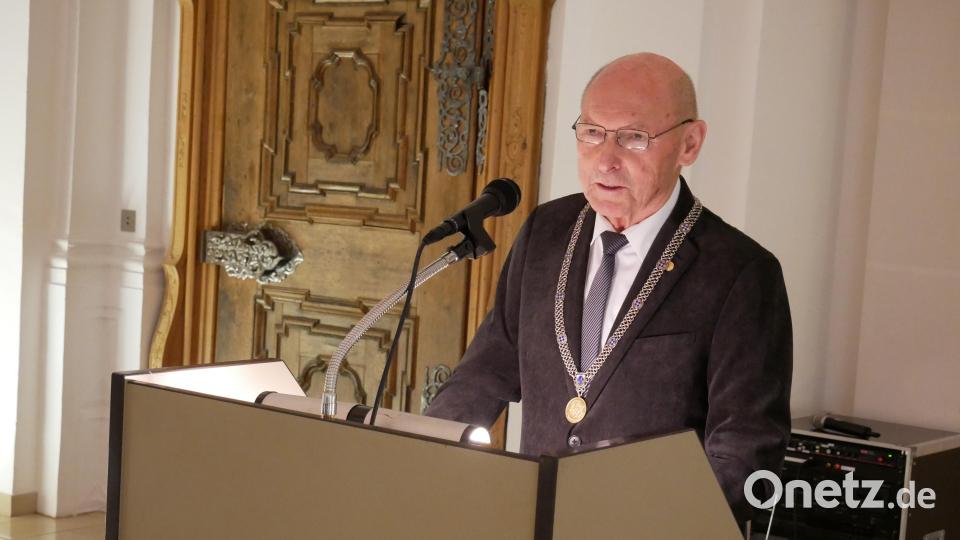 Zweiter Bürgermeister Karlheinz Hoyer hielt die Laudation bei der Auszeichnung von Erstem Bürgermeister Bernd Sommer mit der Goldenen Ehrennadel der Stadt. Bild: hmr