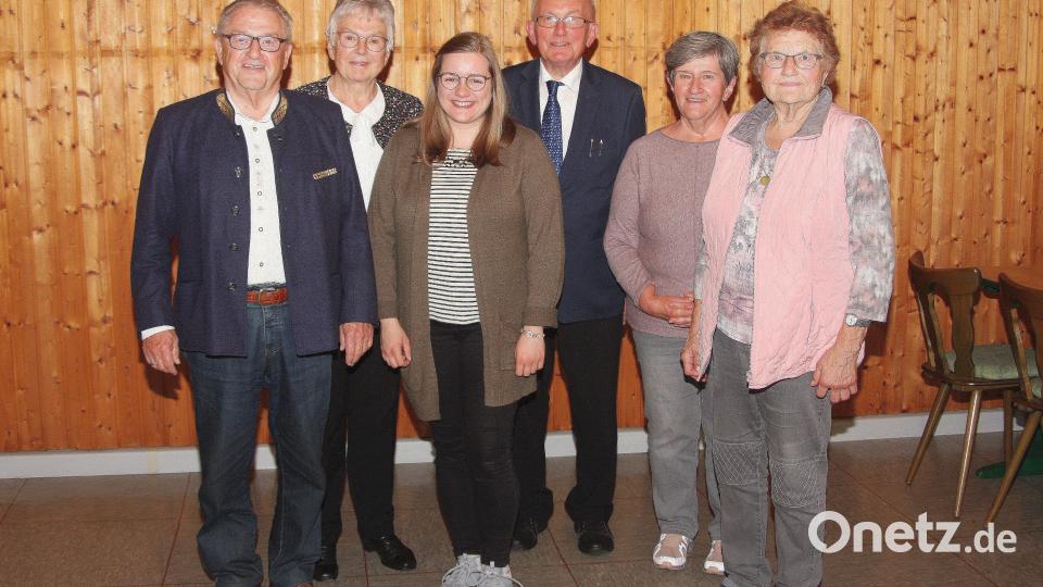 Bei der Jahreshauptversammlung des Gesang- und Orchestervereins Wiesau wurde die Führungsspitze neu gewählt. Geleitet wird der Verein von Wolfgang Neumann (Dritter von rechts). Unterstützt wird er von Fritz Holm, Johanna Kraus und Maria Sailer (von links), ferner von Christa Holm und Isolde Scholz (von rechts). Bild: wro