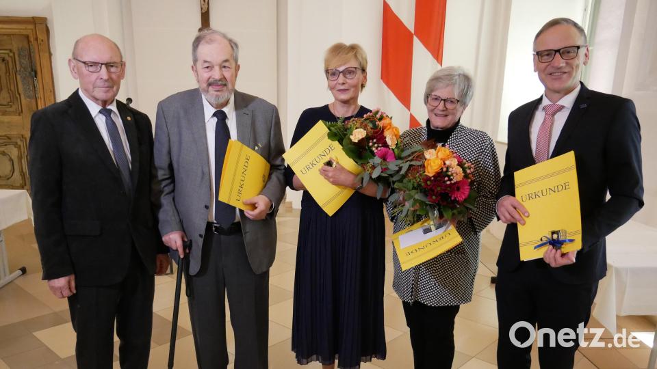 Beim Ehrenabend der Stadt Waldsassen in der Aula des Klosters (von links) Zweiter Bürgermeister Karlheinz Hoyer mit den Geehrten Günther Juba, PhDr. Marcela Brabačová, Dr. Annemarie Schraml und Erster Bürgermeister Bernd Sommer. Bild: hmr