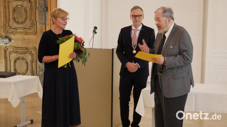Für ihr herausragendes Engagement in der grenzüberschreitenden Zusammenarbeit zwischen den Städten Cheb und Waldsassen erhielten PhDr. Marcela Brabačová und Günther Juba (rechts) die Silberne Ehrennadel der Stadt Waldsassen durch Ersten Bürgermeister Bernd Sommer überreicht. Bild: hmr