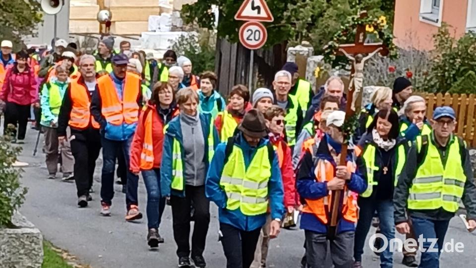 Wallfahrer aus der gesamten Oberpfalz machen sich auf den über 70 Kilometer langen Weg von St. Quirin bei Ilsenbach zur Gnadenstätte Maria Kulm in Tschechien auf. Bild: gi