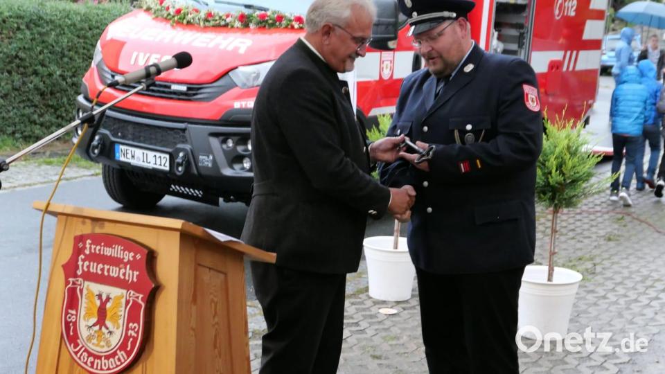 Bürgermeister Rudolf Schopper übergibt den Fahrzeugschlüssel an Kommandant Bastian Reiser. Bild: Martin Thoma/exb