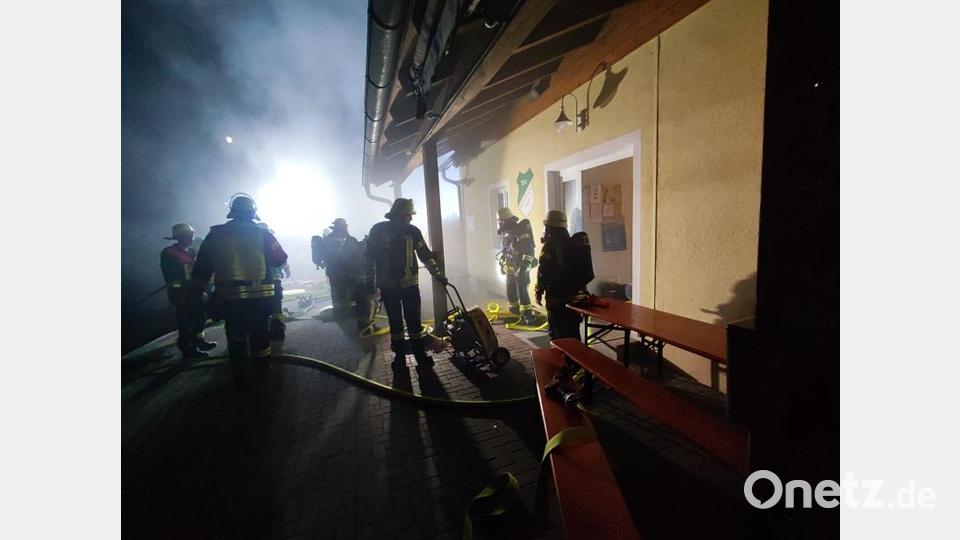 Vom Eingang zum TSV-Sportheim rücken die Atemschutzträger zum Brand im Keller vor Bild: hme