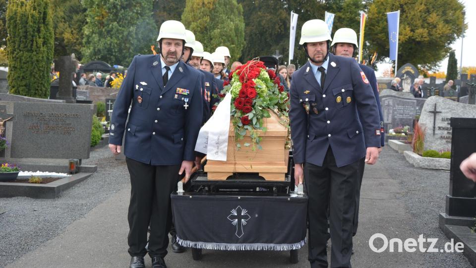 Mitglieder der Feuerwehr Mitterteich trugen den Sarg. Bild: jr