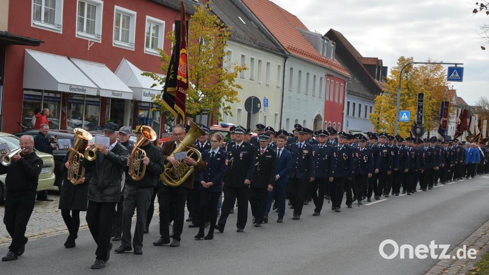 Ein langer Trauerzug bewegte sich von der Stadtpfarrkirche zum Friedhof. Bild: jr