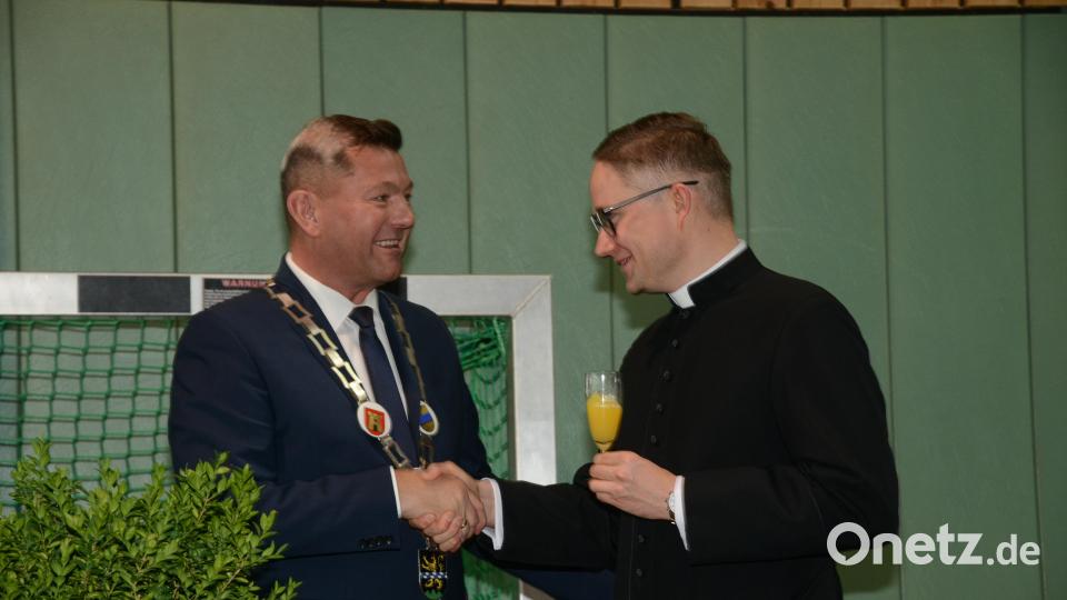Auch Bürgermeister Rainer Rewitzer begrüßt den neuen Stadtpfarrer Adam Karolczak offiziell. Bild: bey