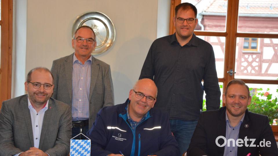 Bei der Vertragsunterzeichnung im Rathaus Bad Neualbenreuth mit dabei waren, (sitzend von links) Rainer Spiegel (Telekom), Bürgermeister Klaus Meyer und Telekom-Regiomanager Enrico Delfino. Im Hintergrund mit dabei Walter Huber (links) von der Breitbandberatung Bayern, sowie Geschäftsstellenleiter Stefan Döllinger. Bild: jr