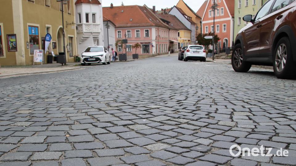 Das Pflaster in der Innenstadt ist nicht fahrradfreundlich. Hier hatte Radwegeplaner Matthias Knaupp verschiedene Lösungsvorschläge im Köcher. Planfräsen ausgewiesener Streifen wäre eine Möglichkeit. Bild: mfh