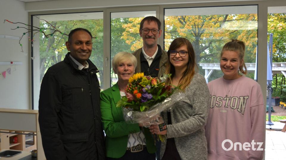 Mit einem Blumenstrauß ist Eveline Fritsche (Zweite von links) von Pfarrer Jaison Thomas, Kirchenpfleger Volker Keck, neuer Leiterin Stefanie Reil und neue Stellvertreterin Verena Küster in den Ruhestand verabschiedet worden. Bild: kki