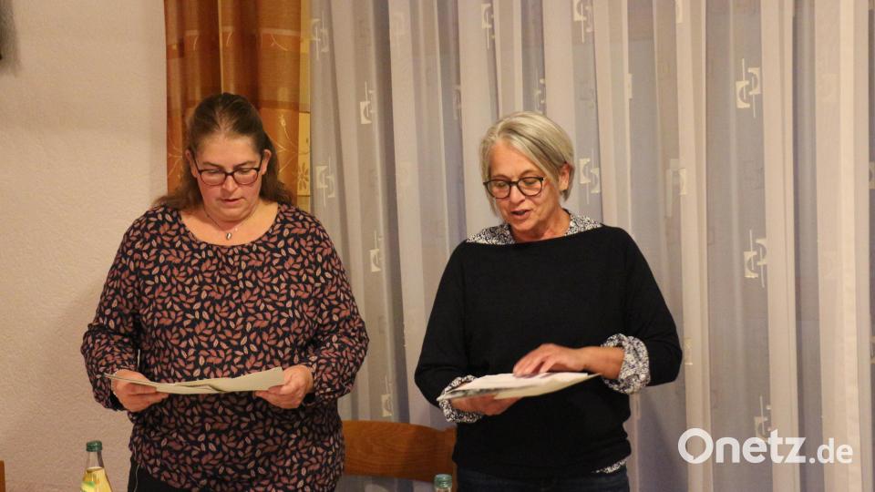 Eva Hoffmann und Renate Zaloga sinnierten mit besinnlichen Texten zum Thema Wasser des Lebens, die Schöpfung, Ernte und Landwirte, sowie Noah und Gottes Nähe. Bild: rpp