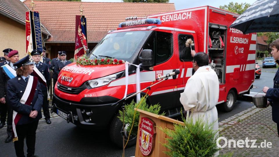 Pater Antony D‘ Cruz segnet das neue Feuerwehrauto. Bild: Martin Thoma/exb