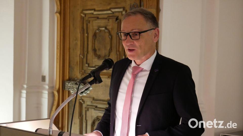 Erster Bürgermeister Bernd Sommer würdigte die Leistungen von Dr. Annemarie Schraml, PhDr. Marcela Brabačová und Günther Juba beim Ehrenabend der Stadt Waldsassen in der Klosteraula. Bild: hmr