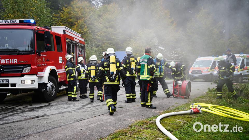 Mehr als 200 Einsatzkräfte übten in Rötz im Landkreis Cham den Ernstfall. Bild: Polizei Oberpfalz