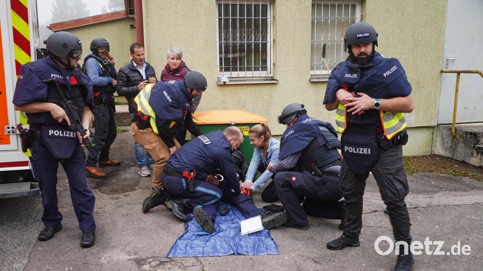 Mehr als 200 Einsatzkräfte übten in Rötz im Landkreis Cham den Ernstfall. Bild: Polizei Oberpfalz
