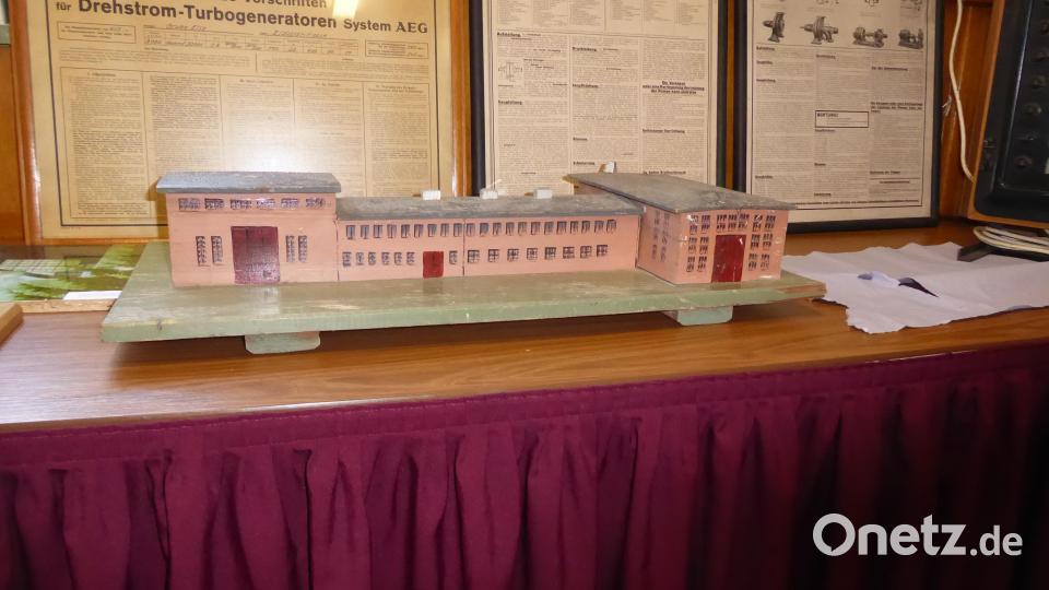Eine Ausstellung, die im Saal des Schwandorfer Schützenheims aufgebaut war, präsentierte Bilder, Texte und Objekte zum Kohlekraftwerk Schwandorf. Bild: Wickles/exb