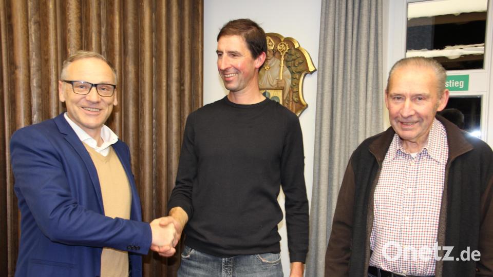 Bürgermeister Bernd Sommer (links) gratulierte dem neuen Ortsvertreter von Wolfsbühl, Klaus Sommer (Mitte). Er folgt auf seinen Vater Josef Sommer, der 50 Jahre diesen Posten bekleidete. Bild: kro