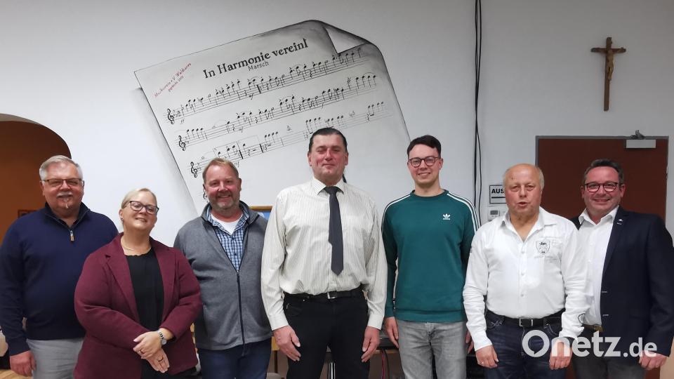 Neu gewählt worden ist der Vorstand des Musikvereins Waldsassen. Im Bild (von links) Franz Bartl, Claudia Hart, Robert Bartl, Konrad Kißwetter, Christian Schmeller, Reinhold Tragl und Peter Erl. Bild: Musikverein Waldsassen/exb