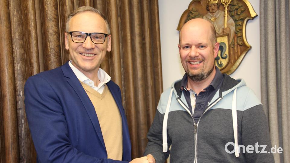 Markus Peterhans (rechts) ist als Nachfolger von Uwe Friedrich neuer Ortsvertreter von Mammersreuth, Bürgermeister Bernd Sommer (rechts) gratulierte. Bild: kro