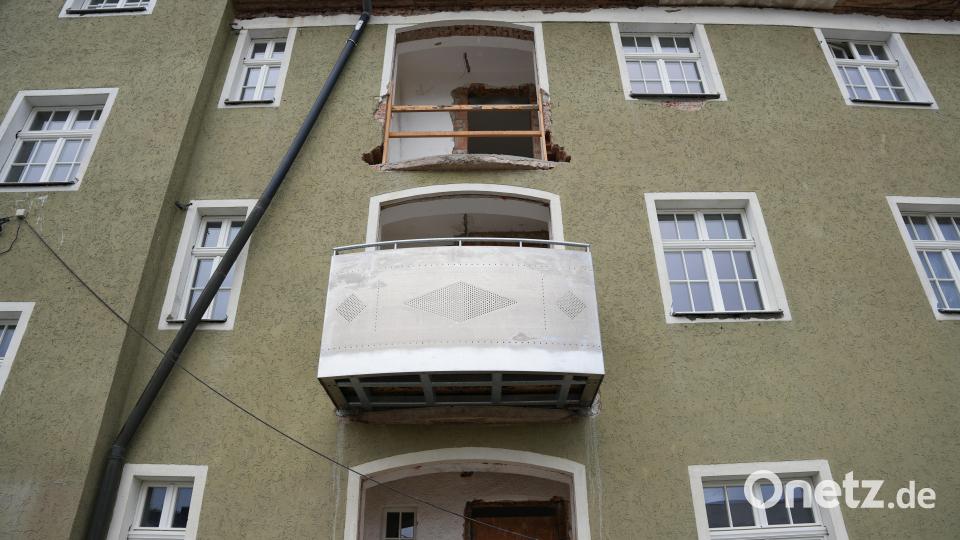 Ein Probebalkon aus Alu und Stahl hängt schon. Materialien und Form sind mit dem Denkmalschutz abgesprochen. Bild: Marco Meier